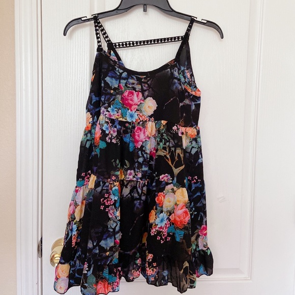 Dresses & Skirts - Elegant Floral Dress
